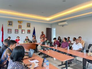 Suasana Pembentukan panitia HUT RI ke-80 anatara Satgas Yonif 126 Kalacakti Bersama Warga Perbatasan . (Foto; Puspen  TNI)