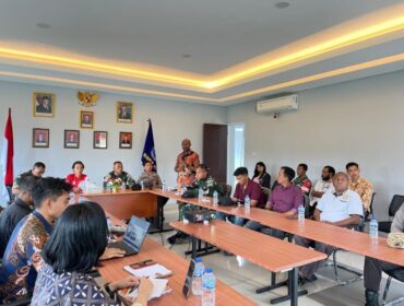 Suasana Pembentukan panitia HUT RI ke-80 anatara Satgas Yonif 126 Kalacakti Bersama Warga Perbatasan . (Foto; Puspen  TNI)