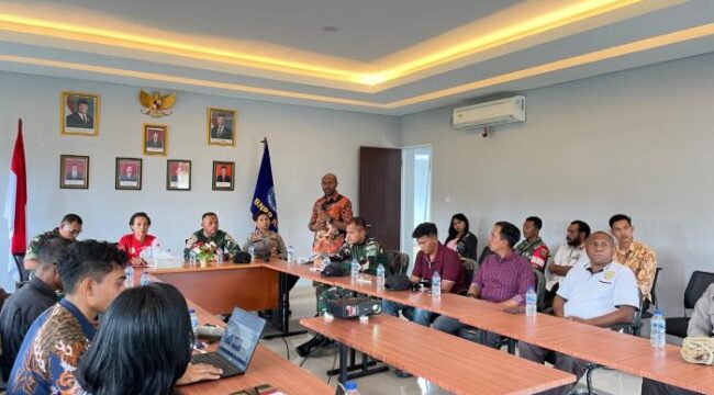 Suasana Pembentukan panitia HUT RI ke-80 anatara Satgas Yonif 126 Kalacakti Bersama Warga Perbatasan . (Foto; Puspen  TNI)