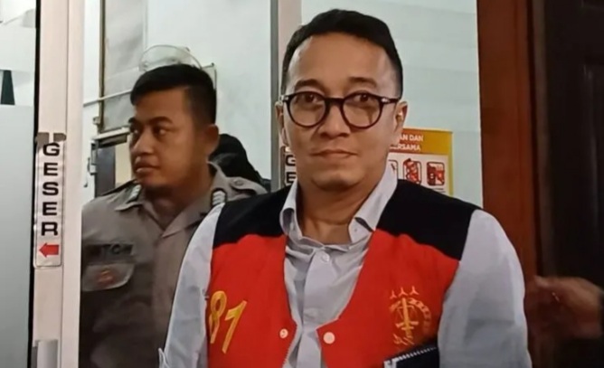 Rajo Emirsyah, Terdakwa Kasus Melindungi Situs Judi Online, saat selesai sidang di PN Jakarta Selatan, Senin (30/06/2025). (Foto: Istimewa)