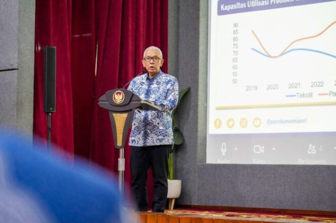 
					Deputi Bidang Koordinasi Industri, Ketenagakerjaan, dan Pariwisata Kemenko Perekonomian Mohammad Rudy Salahuddin saat membuka Forum Diskusi bertema “Strategi Pengembangan Ekosistem Tekstil dan Pakaian Jadi di Indonesia”  (Foto : Humas Kemenko Perekonomian)
