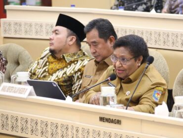 Wamendagri Ribka Haluk saat mengikuti rapat kerja dengan Komisi II DPR RI  (Foto : Puspen Kemendagri)