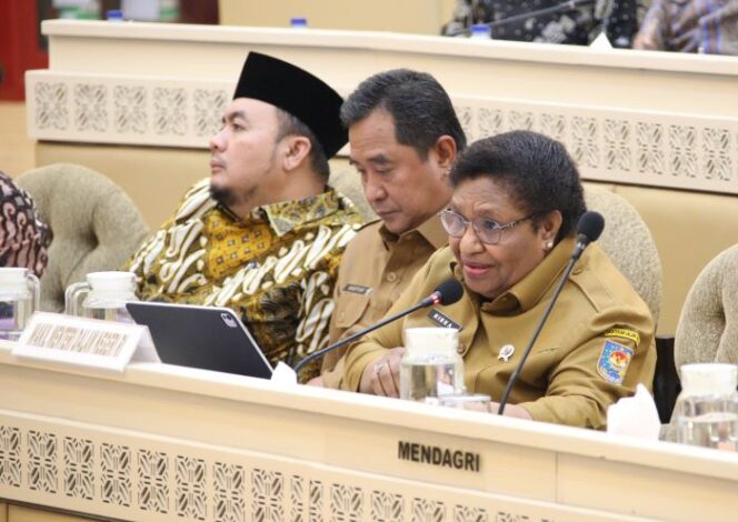 
					Wamendagri Ribka Haluk saat mengikuti rapat kerja dengan Komisi II DPR RI  (Foto : Puspen Kemendagri)