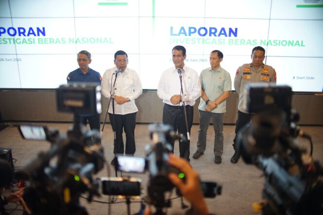 
					Menteri Pertanian Andi Amran Sulaiman saat memnerikam kerterangan kepada awak media. (Foto : Humas Kementan)