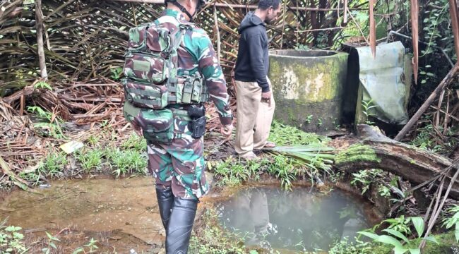 salah seorang Prajurit Satgas Yonif 126/KC  saat meninjau sumber air di Distrik Kombut, Kabupaten Boven Digoel, Papua Selatan. (Foto : Puspen TNI)