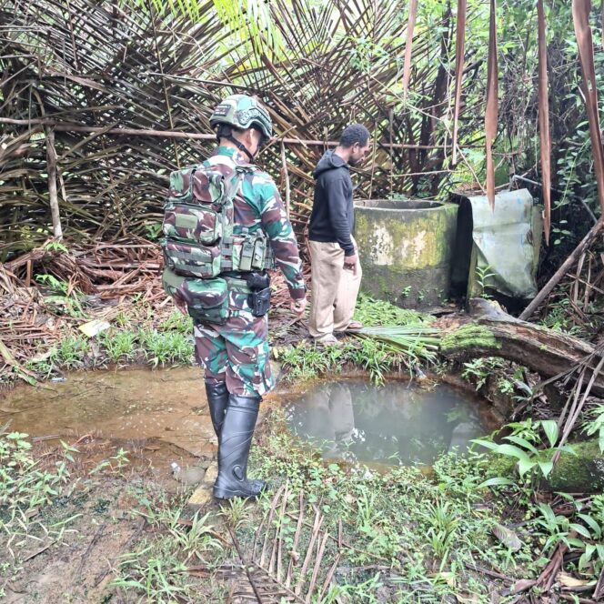 
					salah seorang Prajurit Satgas Yonif 126/KC  saat meninjau sumber air di Distrik Kombut, Kabupaten Boven Digoel, Papua Selatan. (Foto : Puspen TNI)