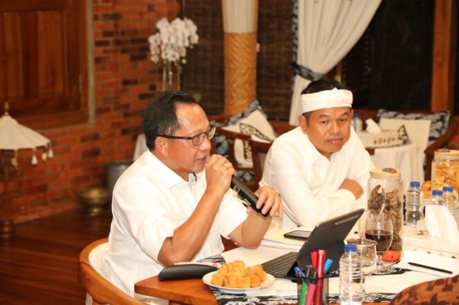 
					Mendagri Tito Karnavian saat bertemu Gubernur Jawa Barat Dedi Mulyadi. (Foto : Puspen Mendagri)