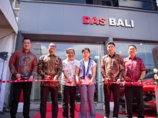 Jajaran Direksi PT JIO Distribusi Indonesia dan PT DAS Indonesia Bali saat memotong pita bersama menandai resmi dibukanya Dealer BAIC    Denpasar Bali. (Foto : Ist)