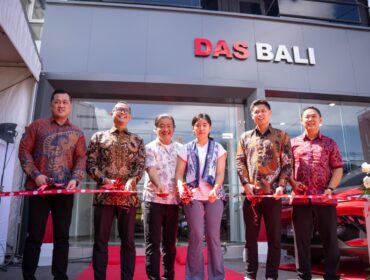 Jajaran Direksi PT JIO Distribusi Indonesia dan PT DAS Indonesia Bali saat memotong pita bersama menandai resmi dibukanya Dealer BAIC    Denpasar Bali. (Foto : Ist)