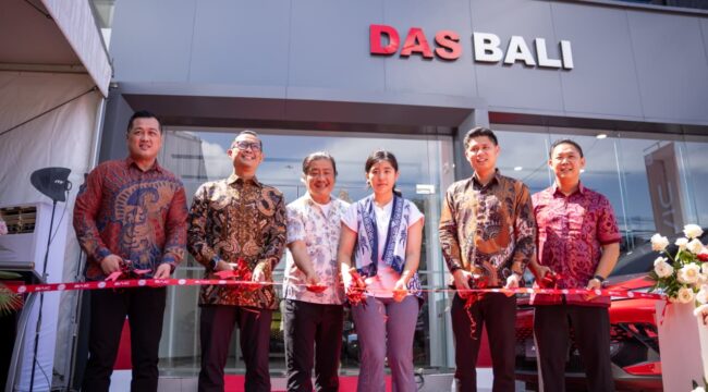 Jajaran Direksi PT JIO Distribusi Indonesia dan PT DAS Indonesia Bali saat memotong pita bersama menandai resmi dibukanya Dealer BAIC    Denpasar Bali. (Foto : Ist)