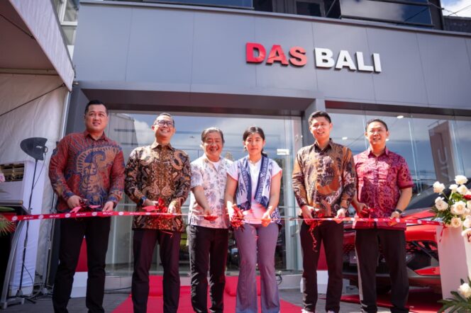
					Jajaran Direksi PT JIO Distribusi Indonesia dan PT DAS Indonesia Bali saat memotong pita bersama menandai resmi dibukanya Dealer BAIC    Denpasar Bali. (Foto : Ist)