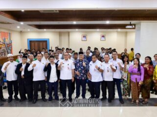 Wali Kota Jakarta Pusat Arifin saat foto bersama dengan para peserta diskusi Peningkatan Kerukunan Umat Beragama di era globalisasi. (Foto : Kominfotik Pemkot Jakpus)