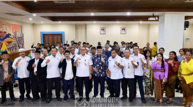 Wali Kota Jakarta Pusat Arifin saat foto bersama dengan para peserta diskusi Peningkatan Kerukunan Umat Beragama di era globalisasi. (Foto : Kominfotik Pemkot Jakpus)