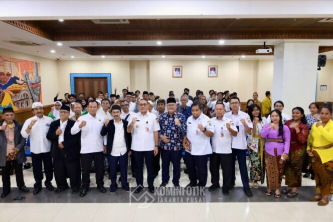 
					Wali Kota Jakarta Pusat Arifin saat foto bersama dengan para peserta diskusi Peningkatan Kerukunan Umat Beragama di era globalisasi. (Foto : Kominfotik Pemkot Jakpus)
