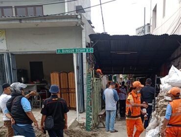 Suasana pembongkaran Bangunan di atas saluran air di wilayah kelurahan Bungur Senen Jakarta Pusat (Foto : Ist)
