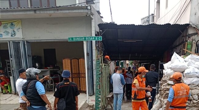 Suasana pembongkaran Bangunan di atas saluran air di wilayah kelurahan Bungur Senen Jakarta Pusat (Foto : Ist)