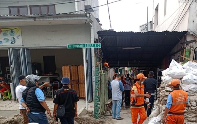 
					Suasana pembongkaran Bangunan di atas saluran air di wilayah kelurahan Bungur Senen Jakarta Pusat (Foto : Ist)