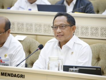 Mendagri Tito Karnavian Saat menghadiri Raker dan RDP bersama Komisi II DPR RI ( Foto : Puspen Kemendagri)