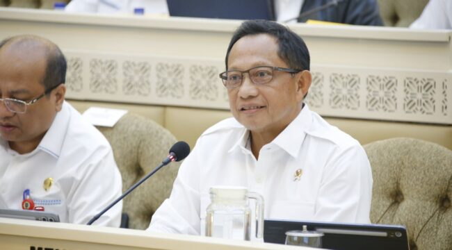 Mendagri Tito Karnavian Saat menghadiri Raker dan RDP bersama Komisi II DPR RI ( Foto : Puspen Kemendagri)