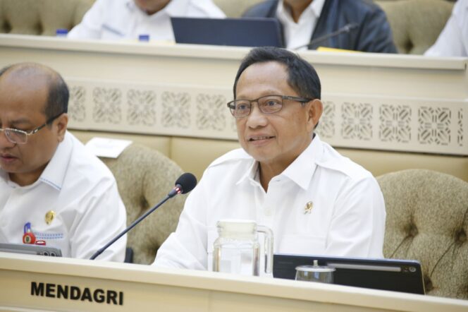 
					Mendagri Tito Karnavian Saat menghadiri Raker dan RDP bersama Komisi II DPR RI ( Foto : Puspen Kemendagri)