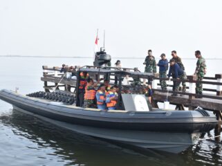  Komandan Korps Marinir (Dankormar) Mayor Jenderal TNI (Mar) Dr. Endi Supardi, S.E., M.M., M.Tr.Opsla., CHRMP., CRMP bersama Inspektur Korps Marinir (Irkormar) Brigjen TNI (Mar) Ahmad Fajar, S.M. saat menghadiri Uji Fungsi Pengadaan RBB Vampire Tactical Water Craft Interception Tahun 2024 (Foto : Dispen  Kormar TNi AL)