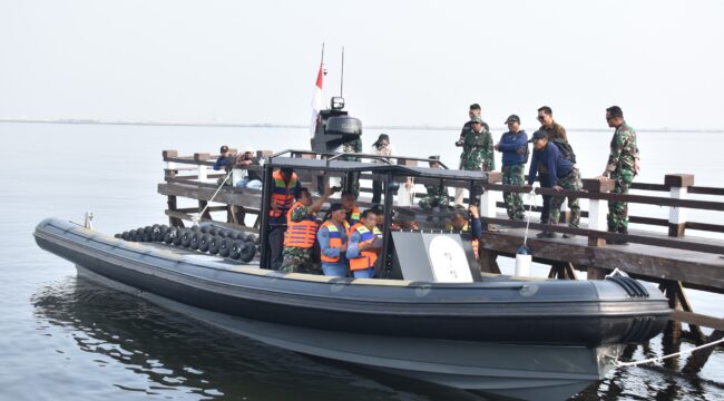  Komandan Korps Marinir (Dankormar) Mayor Jenderal TNI (Mar) Dr. Endi Supardi, S.E., M.M., M.Tr.Opsla., CHRMP., CRMP bersama Inspektur Korps Marinir (Irkormar) Brigjen TNI (Mar) Ahmad Fajar, S.M. saat menghadiri Uji Fungsi Pengadaan RBB Vampire Tactical Water Craft Interception Tahun 2024 (Foto : Dispen  Kormar TNi AL)