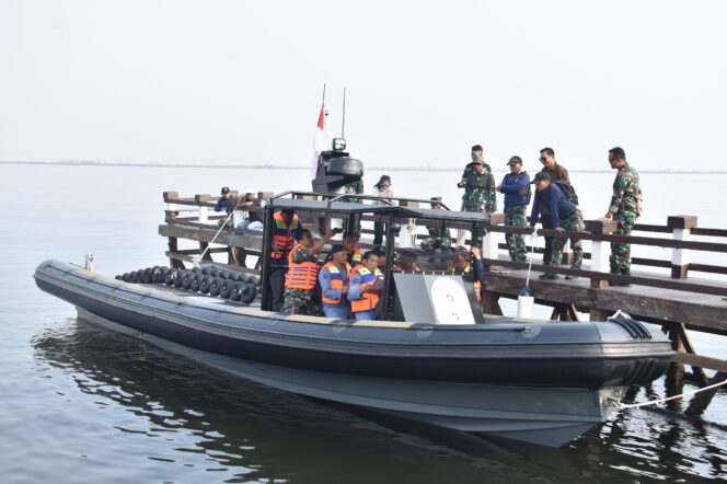
					 Komandan Korps Marinir (Dankormar) Mayor Jenderal TNI (Mar) Dr. Endi Supardi, S.E., M.M., M.Tr.Opsla., CHRMP., CRMP bersama Inspektur Korps Marinir (Irkormar) Brigjen TNI (Mar) Ahmad Fajar, S.M. saat menghadiri Uji Fungsi Pengadaan RBB Vampire Tactical Water Craft Interception Tahun 2024 (Foto : Dispen  Kormar TNi AL)