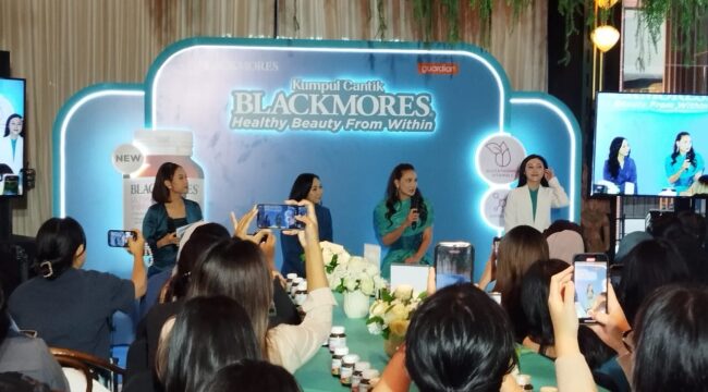 Senior Brand Manager Blackmores Juliana Nurwulan (dua dari kiri) bersama Luna Maya dalam acara peluncuran Blackmores Ultimate Vibrant Skin (Foto : Sirhan)