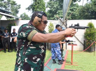 Komandan Korps Marinir (Dankormar) Mayor Jenderal TNI (Mar) Dr. Endi Supardi, S.E., M.M., M.Tr.Opsla., CHRMP., CRMP. saat mengikuti lomba menembak . (foto : Dispen Kormar)