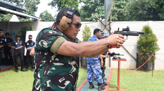 Komandan Korps Marinir (Dankormar) Mayor Jenderal TNI (Mar) Dr. Endi Supardi, S.E., M.M., M.Tr.Opsla., CHRMP., CRMP. saat mengikuti lomba menembak . (foto : Dispen Kormar)
