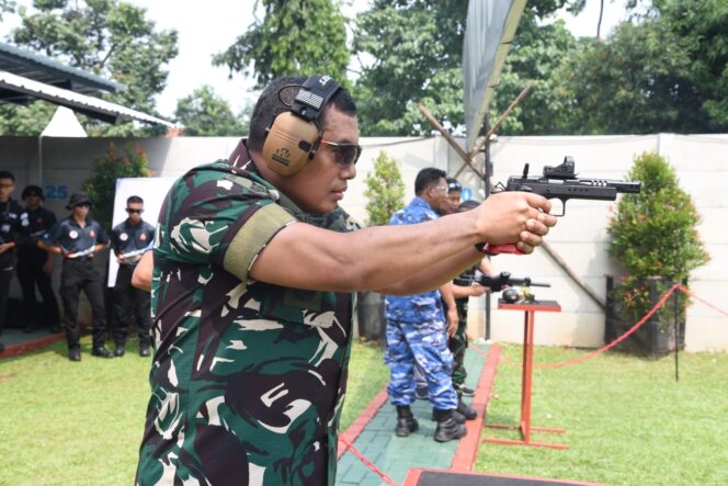 
Komandan Korps Marinir (Dankormar) Mayor Jenderal TNI (Mar) Dr. Endi Supardi, S.E., M.M., M.Tr.Opsla., CHRMP., CRMP. saat mengikuti lomba menembak . (foto : Dispen Kormar)