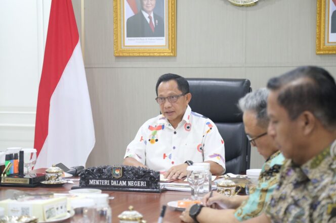 
					Mendagri Tito Karnavian saat memimpin Rapat Koordinasi Pemantapan Persiapan Launching Kopdeskel Merah Putih. (Foto : Puspen Kemendagri)