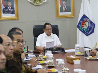 Mendagri Tito Karnavian saat Rapat Koordinasi Sosialisasi Pembangunan Satuan Pelayanan Pemenuhan Gizi (SPPG), Persiapan Launching Koperasi Desa/Kelurahan Merah Putih, serta Perayaan HUT ke-80 RI Tahun 2025. (Foto : Puspen Kemendagri)