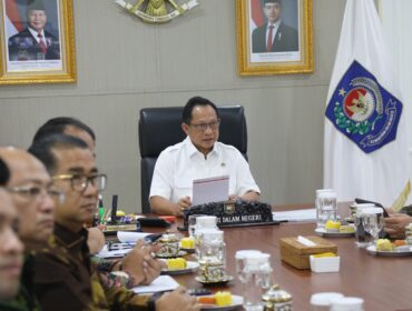 Mendagri Tito Karnavian saat Rapat Koordinasi Sosialisasi Pembangunan Satuan Pelayanan Pemenuhan Gizi (SPPG), Persiapan Launching Koperasi Desa/Kelurahan Merah Putih, serta Perayaan HUT ke-80 RI Tahun 2025. (Foto : Puspen Kemendagri)