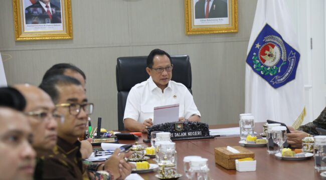 Mendagri Tito Karnavian saat Rapat Koordinasi Sosialisasi Pembangunan Satuan Pelayanan Pemenuhan Gizi (SPPG), Persiapan Launching Koperasi Desa/Kelurahan Merah Putih, serta Perayaan HUT ke-80 RI Tahun 2025. (Foto : Puspen Kemendagri)