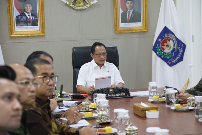 
					Mendagri Tito Karnavian saat Rapat Koordinasi Sosialisasi Pembangunan Satuan Pelayanan Pemenuhan Gizi (SPPG), Persiapan Launching Koperasi Desa/Kelurahan Merah Putih, serta Perayaan HUT ke-80 RI Tahun 2025. (Foto : Puspen Kemendagri)