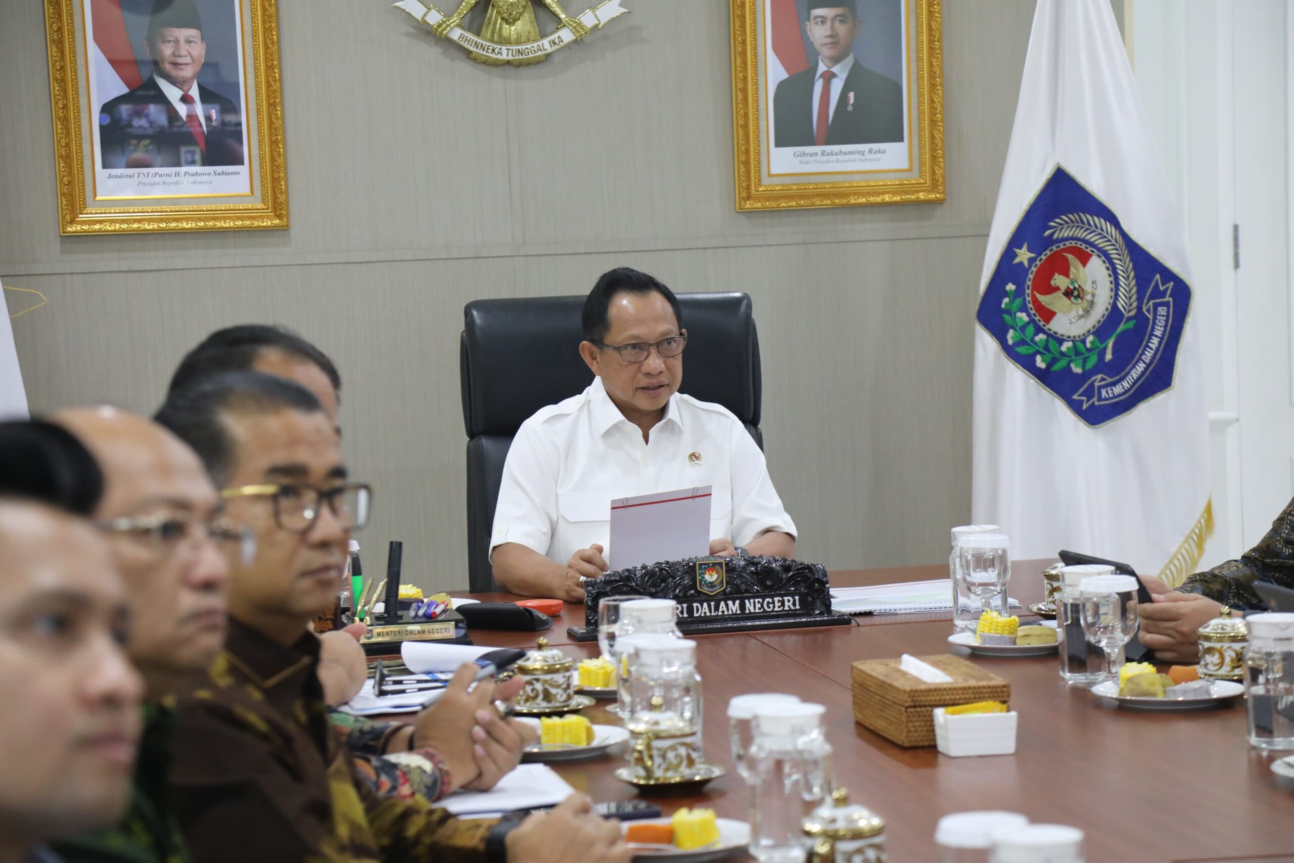 Mendagri Tito Karnavian saat Rapat Koordinasi Sosialisasi Pembangunan Satuan Pelayanan Pemenuhan Gizi (SPPG), Persiapan Launching Koperasi Desa/Kelurahan Merah Putih, serta Perayaan HUT ke-80 RI Tahun 2025. (Foto : Puspen Kemendagri)