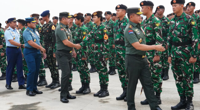Panglima TNI Jenderal TNI Agus Susbiyanto saat menyambut kedatangan kontingen  Kontingen Patriot II dari Paris. (Foto: Puspen TNI)