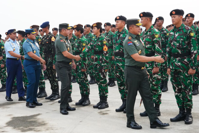 
					Panglima TNI Jenderal TNI Agus Susbiyanto saat menyambut kedatangan kontingen  Kontingen Patriot II dari Paris. (Foto: Puspen TNI)
