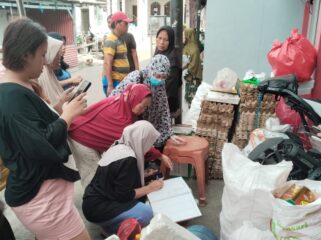 Suasana Aktivitas di Rumah Pilah Teratai Putih  Binaan Bank Sampah Gunung Emas . (Foto : Ist)