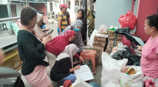 Suasana Aktivitas di Rumah Pilah Teratai Putih  Binaan Bank Sampah Gunung Emas . (Foto : Ist)