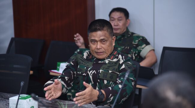 Wakil Komandan Korps Marinir (Wadan Kormar) Brigadir Jenderal TNI (Mar) Muhammad Nadir, M.Tr.Opsla., saat menghadiri rapat lanjutan dalam rangka persiapan pelaksanaan Upacara Gelar Kesiapan Pasukan Operasional dan Kehormatan Militer. (Foto : Dispen Kormar TNI AL)