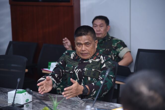 
					Wakil Komandan Korps Marinir (Wadan Kormar) Brigadir Jenderal TNI (Mar) Muhammad Nadir, M.Tr.Opsla., saat menghadiri rapat lanjutan dalam rangka persiapan pelaksanaan Upacara Gelar Kesiapan Pasukan Operasional dan Kehormatan Militer. (Foto : Dispen Kormar TNI AL)
