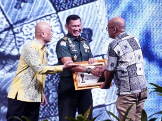 Kapuspen TNI Mayjen TNI Kristomei Sianturi, mewakili Panglima TNI Jenderal TNI Agus Subiyanto  saat menerima penghargaan Pimred Award 2025 . (Foto : Puspen TNI)