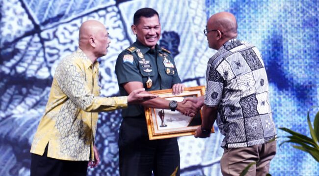 Kapuspen TNI Mayjen TNI Kristomei Sianturi, mewakili Panglima TNI Jenderal TNI Agus Subiyanto  saat menerima penghargaan Pimred Award 2025 . (Foto : Puspen TNI)