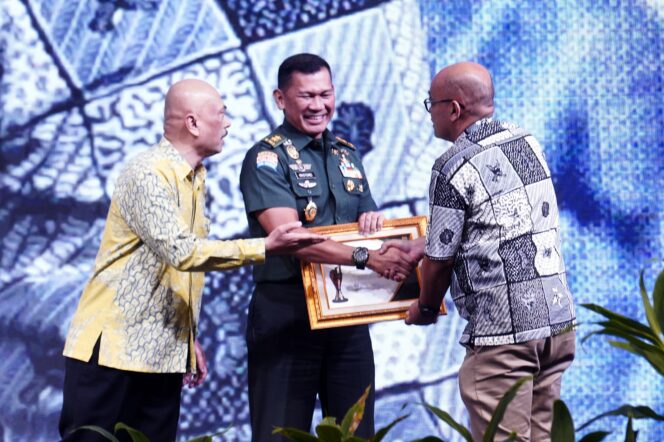 
Kapuspen TNI Mayjen TNI Kristomei Sianturi, mewakili Panglima TNI Jenderal TNI Agus Subiyanto  saat menerima penghargaan Pimred Award 2025 . (Foto : Puspen TNI)