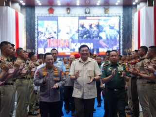 Menteri Pertahanan Republik Indonesia, Sjafrie Sjamsoeddin, bersama Panglima TNI Jenderal TNI Agus Subiyanto dan Kapolri Jenderal Polisi Listyo Sigit Prabowo. (Foto : Puspen TNI)