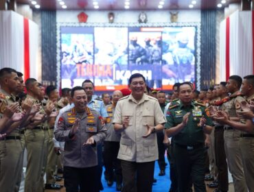 Menteri Pertahanan Republik Indonesia, Sjafrie Sjamsoeddin, bersama Panglima TNI Jenderal TNI Agus Subiyanto dan Kapolri Jenderal Polisi Listyo Sigit Prabowo. (Foto : Puspen TNI)