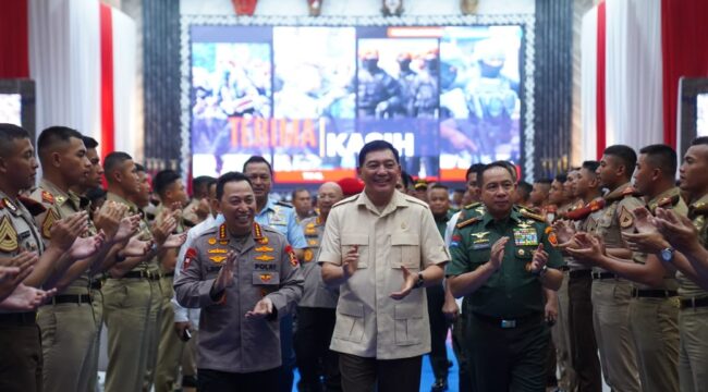 Menteri Pertahanan Republik Indonesia, Sjafrie Sjamsoeddin, bersama Panglima TNI Jenderal TNI Agus Subiyanto dan Kapolri Jenderal Polisi Listyo Sigit Prabowo. (Foto : Puspen TNI)