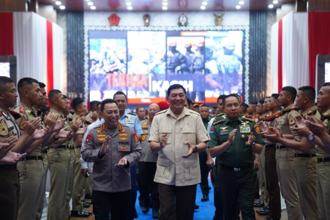 
Menteri Pertahanan Republik Indonesia, Sjafrie Sjamsoeddin, bersama Panglima TNI Jenderal TNI Agus Subiyanto dan Kapolri Jenderal Polisi Listyo Sigit Prabowo. (Foto : Puspen TNI)
